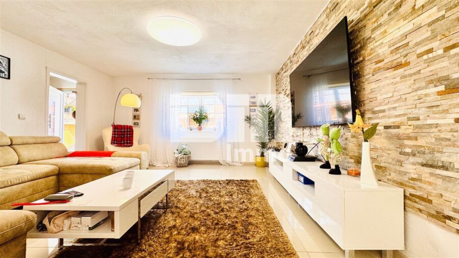 Umfangreich saniertes Fachwerkhaus mit 2 Terrassen, PV-Anlage und Nebengebäude - EG Wohnzimmer